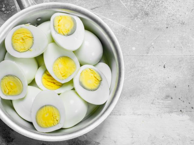 Hoe vermijd je een donkere rand rond de dooier van hardgekookt ei?
