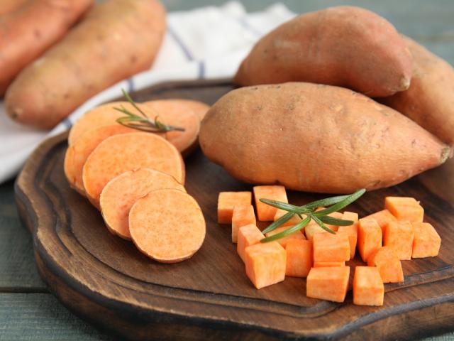 Bevat zoete aardappel meer calorieën dan een gewone aardappel?