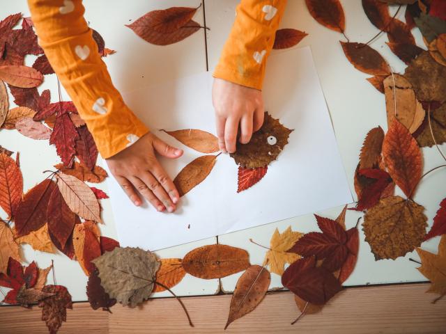 knutselen met herfstbladeren