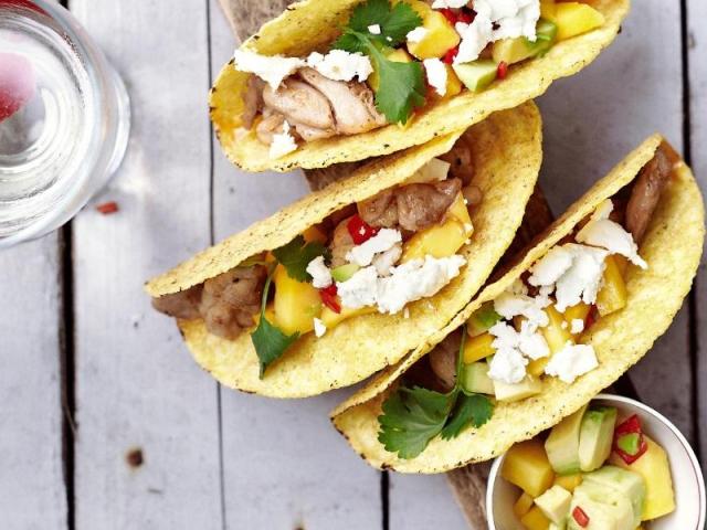 Zin in een avondje vol zuiderse gezelligheid? Dan is een Mexicaanse fiesta precies wat je nodig hebt! Met een tafel vol taco’s, guacamole en kruidige stoofpotjes waan je je zo in het zonnige Mexico. Ontdek de lekkerste Mexicaanse recepten voor een echte fiesta bij je thuis!