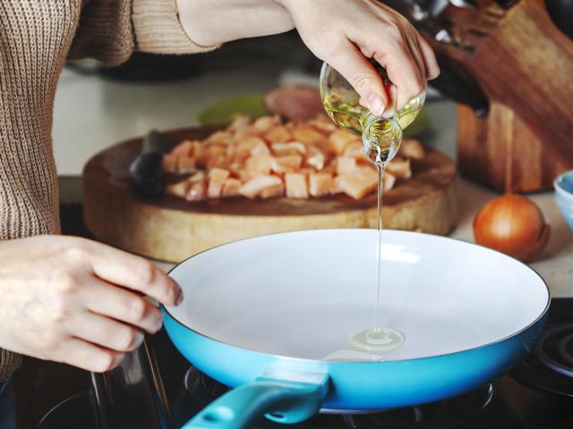Wat is het verschil tussen een bakpan en een koekenpan?