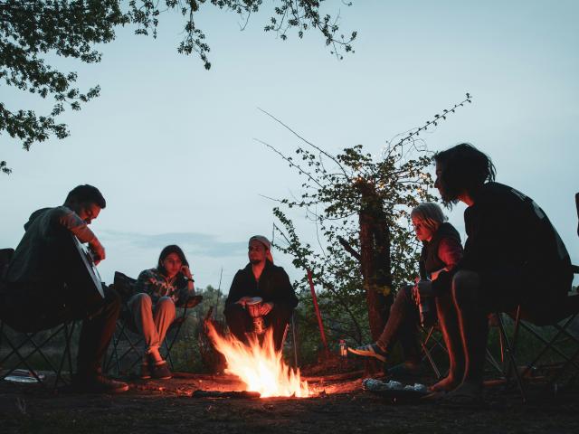 feu de camp entre amis