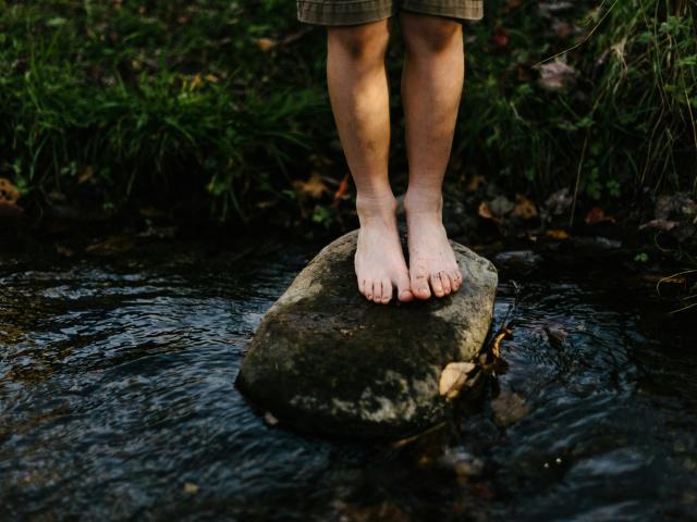 sentier pieds nus
