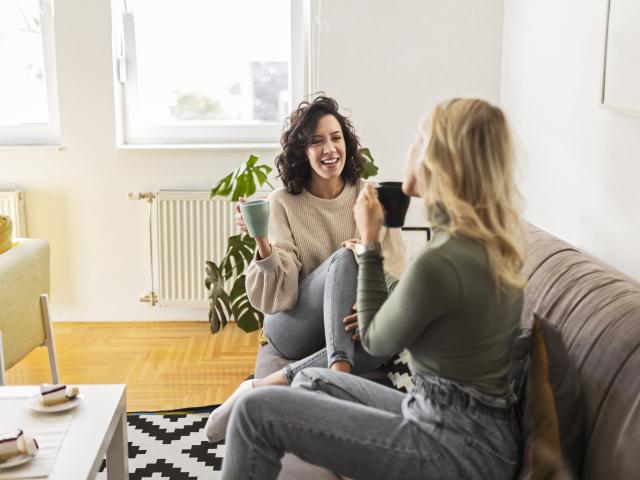 vrouwen-babbelen-samen-op-zetel