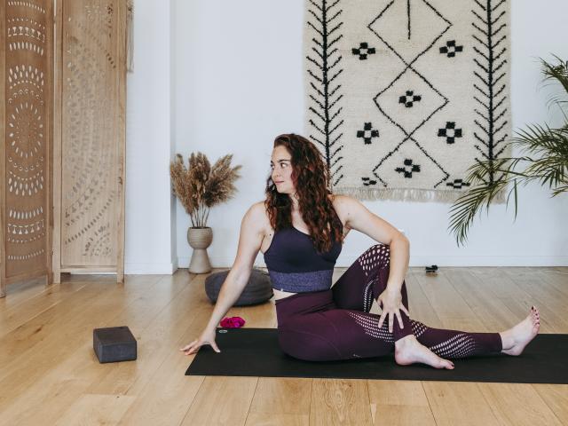 La rotation de la colonne en position assise, une posture de yoga efficace contre le rhume.