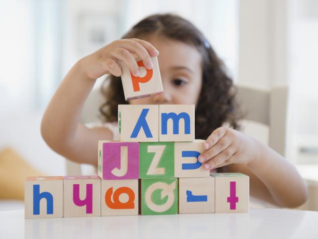speelgoed met letters en cijfers