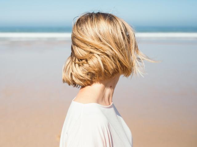 gekleurd haar zwemmen