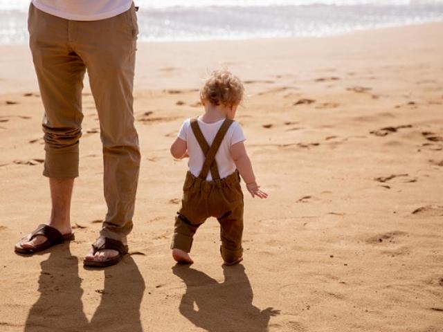 enfant papa parent plage sable