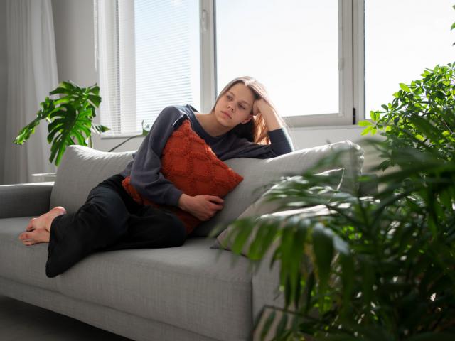 femme souffrant canapé