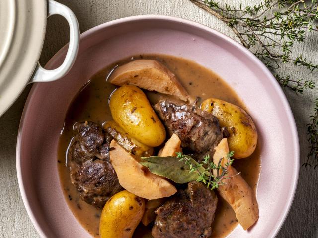 Stoofpotje van varkensvlees met kweepeer