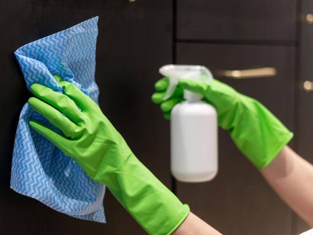 vingerafdrukken, keukenkastjes