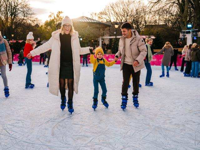 schaatsen op de kerstmarkt