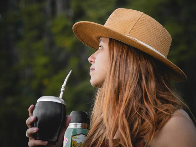 femme chapeau verre paille