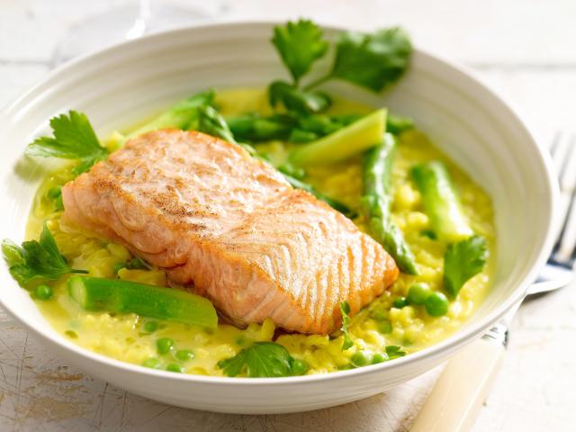 risotto zonder wijn met zalm, saffraan en asperges