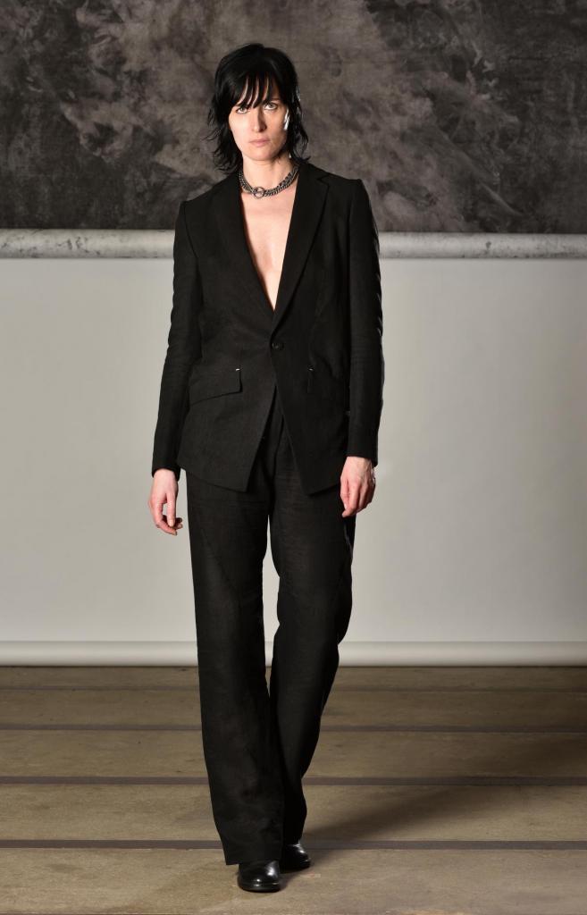 Belgisch design voor jarenMet een zwart broekpak ben je voor jaren goed gekleed, zeker wanneer het om een designerstuk gaat. Deze blazer (1.240 euro) en bijhorende pantalon (924 euro) zijn van de Belgische ontwerper Cédric Jacqmyn en worden gemaakt in België.