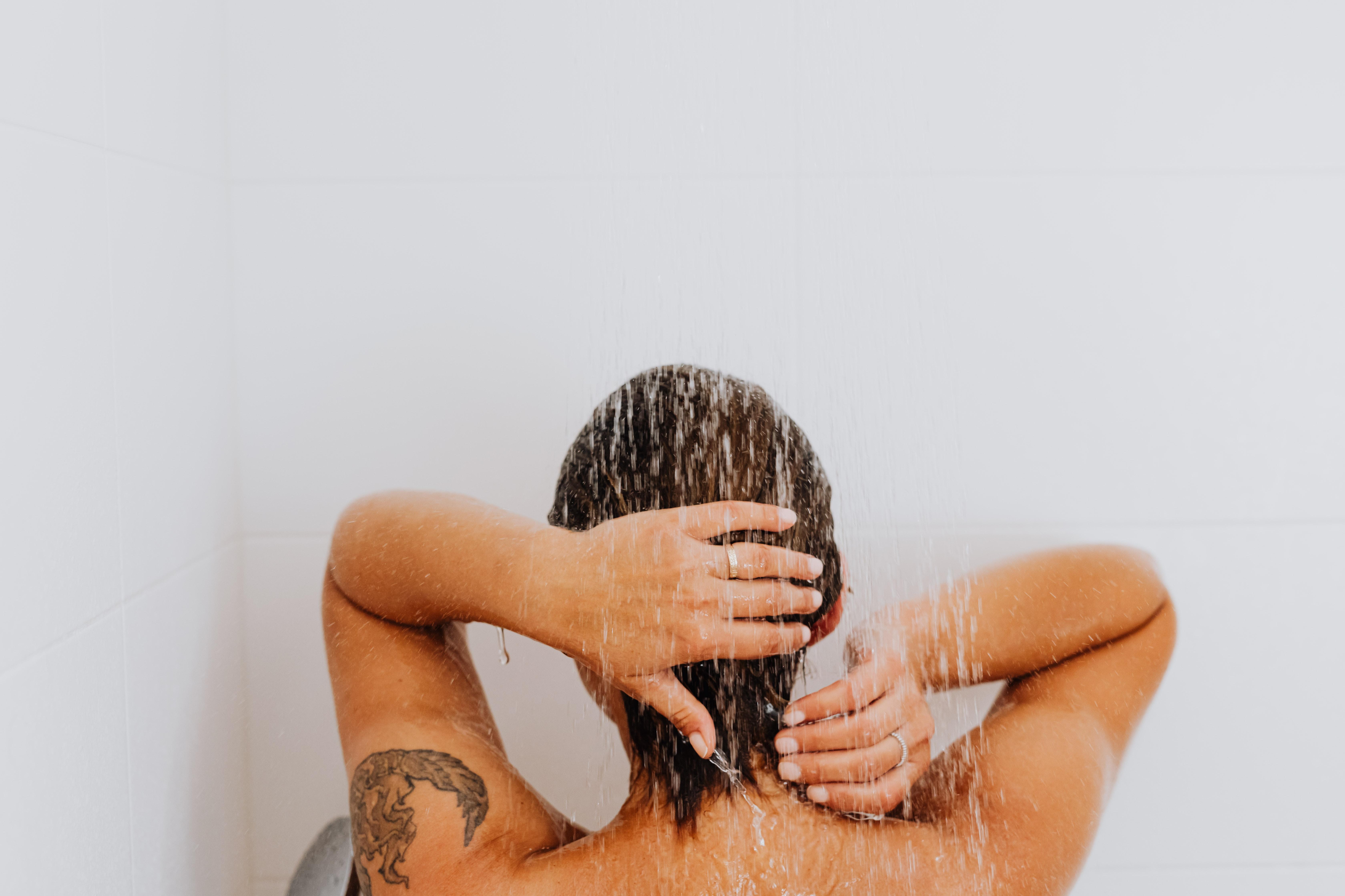 Voici l'astuce sous la douche pour faire pousser les cheveux plus vite -  Elle