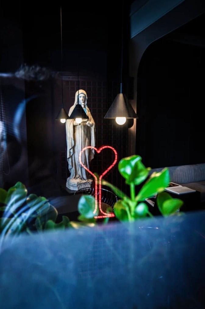 Confessions, Brussel