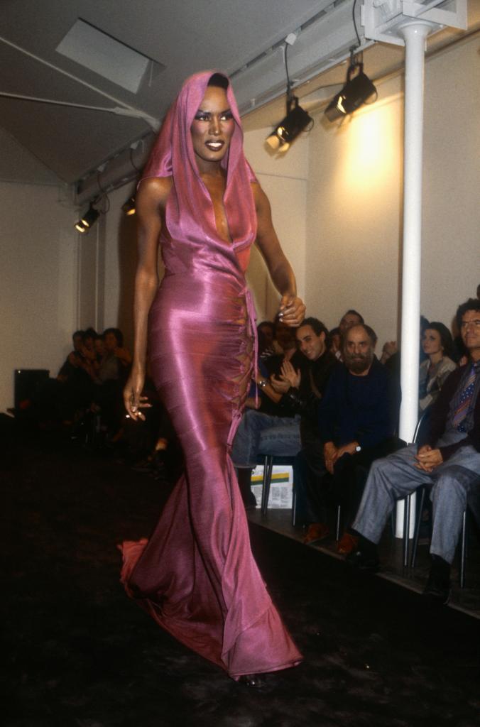 Azzedine Alaïa ontwierp de jurk met capuchon voor en met Grace Jones.