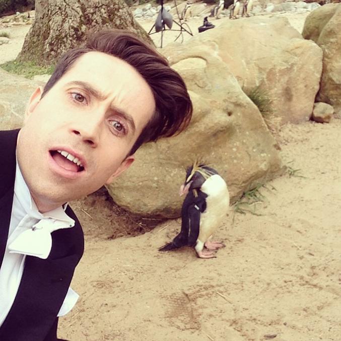 Nicholas Grimshaw avec un pingouin - Selfie