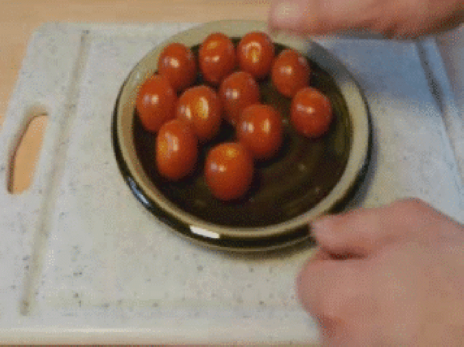 Coupez les tomates cerises en un clin d'oeil