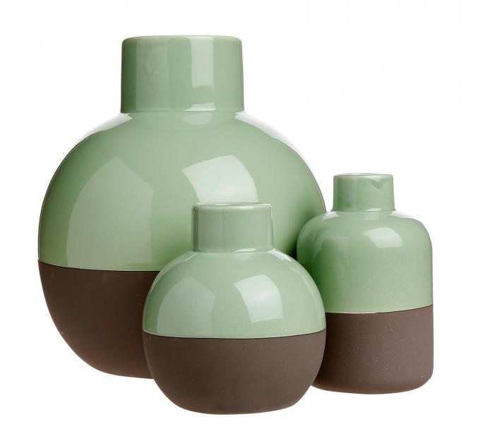 Vases bicolores, h. 20 cm, 11 cm et 10 cm, 11,50 € pour le grand et 4,50 € pour les petits, Hema.