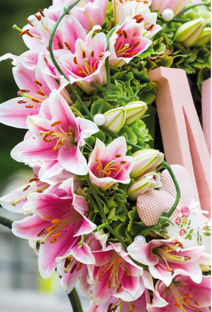 Montage floral de lis et hortensias. Si vous manquez d'expérience, laissez cela à votre fleuriste…