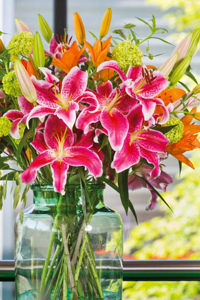 Bouquet composé de lis roses, de lis orange et de "boules de neige" de viorne obier.  