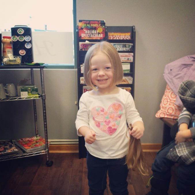 Cette petite de 3 ans a décidé de couper ses cheveux suite à sa rencontre avec une fille malade. « Elle peut avoir certains de mes cheveux ».