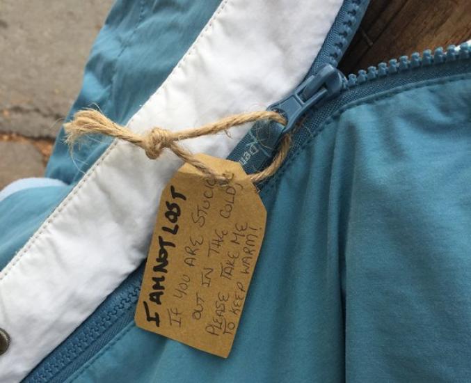 Au Canada, des enfants ont accroché des manteaux aux lampadaires pour les sans-abris