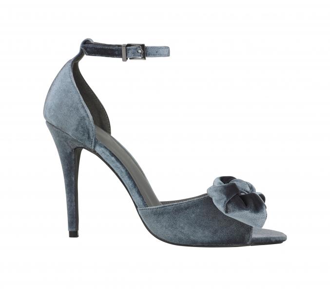 Sandales à talons matière velours, 35,36 €, Marks & Spencer.