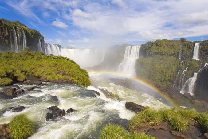 Impossible de les compter. Iguaçu, ce sont des cascades et encore des cascades, des flots d&#39;eau dévalant la falaise à  perte de vue, sur un front de 2,5 kilomètres, au milieu de la forêt. De p