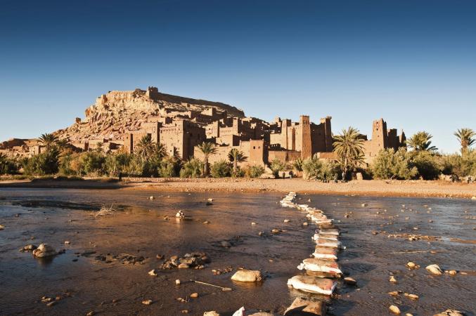 Juché sur une colline du sud marocain, un village de terre hérisse ses tours crénelées en bordure d'un oued. Rose aux premières lueurs du jour, elle jaunit ensuite, rougeoie en fin de journée 