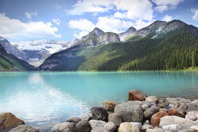 Le lac Moraine et la vallée des Dix Pics offrent le panorama le plus fantastique de l&#39;Ouest du Canada. Apaisant et grandiose à  la fois. Les yeux se perdent dans le vert des pins et le turquoise 