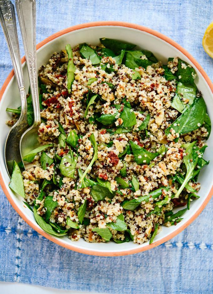 Salade van quinoa, spinazie en zongedroogde tomaten
