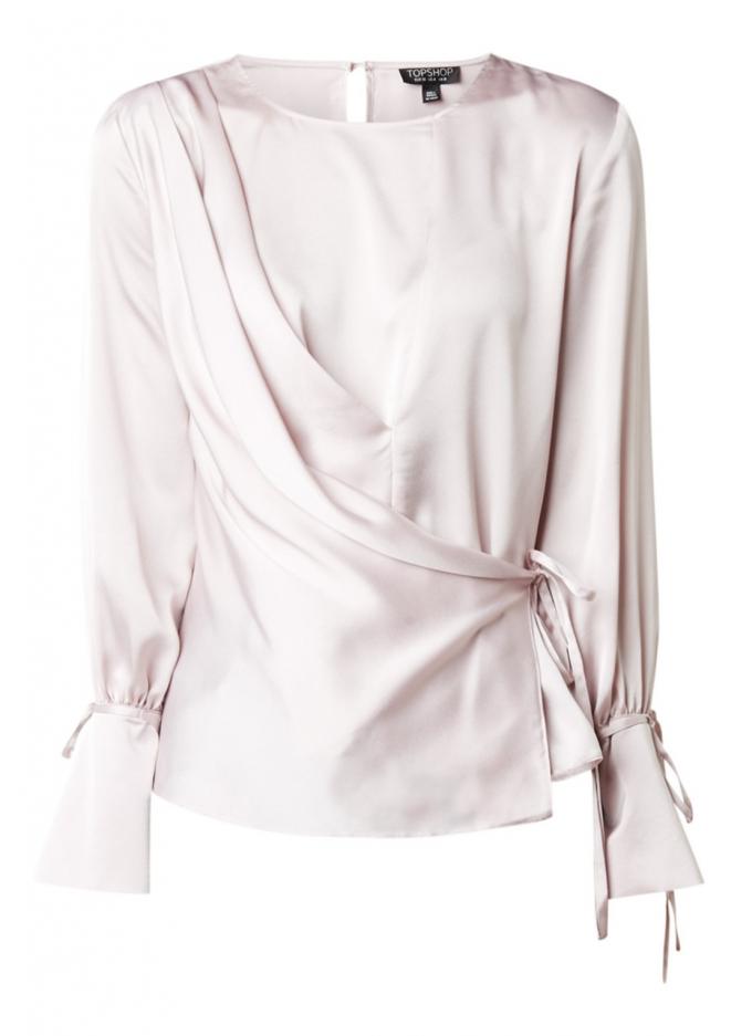 Meteen kopen: satijnen blouse met wrap-detail