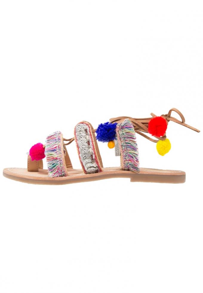 Een scheutje regenboog: sandalen met pompoms