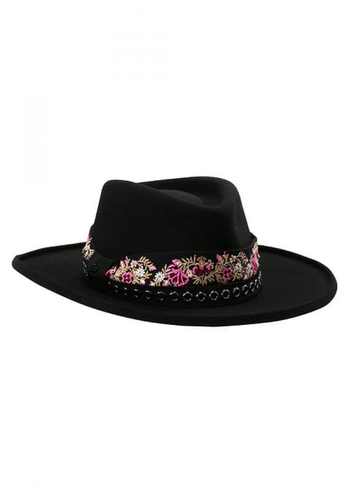 Le chapeau fleuri