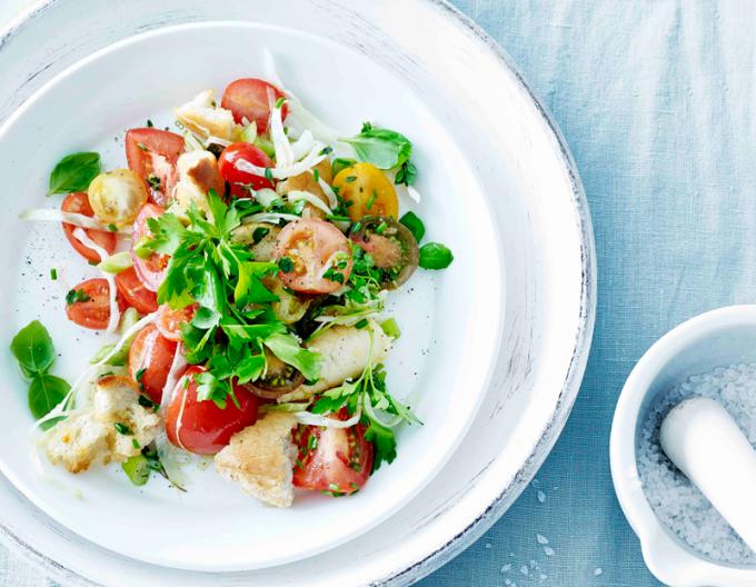 Woensdag: kruidenpanzanella met witte spitskool, tomaten en lente-ui