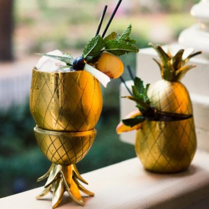 Un verre à cocktail ananas