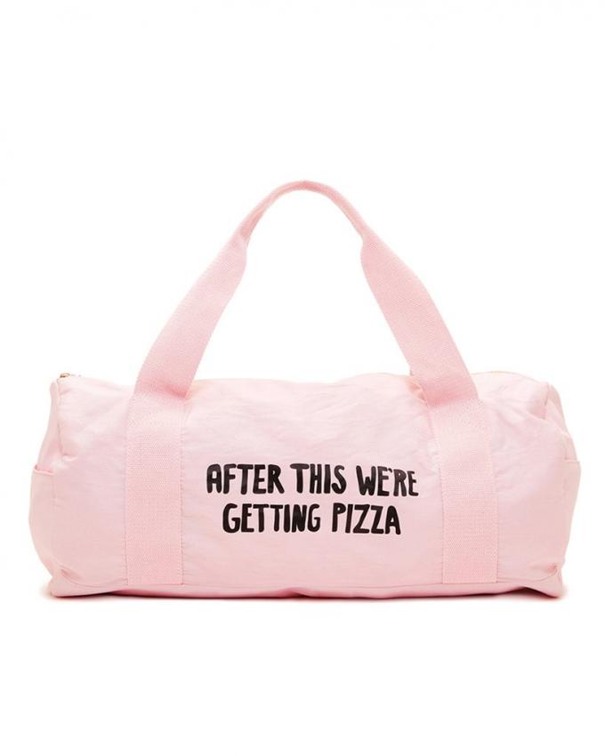 Roze sporttas met opschrift 'After this we're getting pizza'