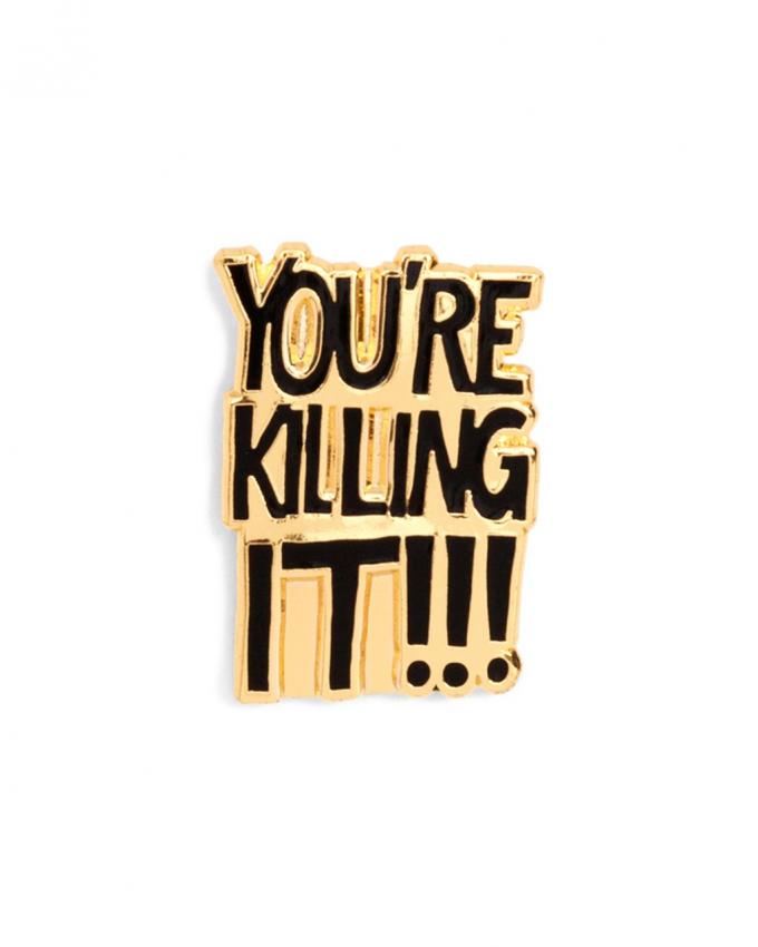 Goudkleurige pin met opschrift 'You're killing it'