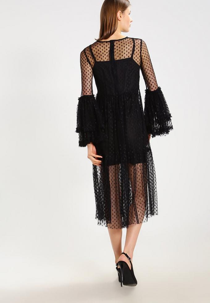 Robe de soirée noire en tulle avec des manches pagodes