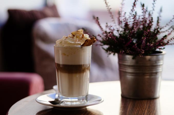 Frozen frappuccino = 3/4 shot espresso, melk, ijs, suiker, chocoladesiroop, slagroom en karamelstroop