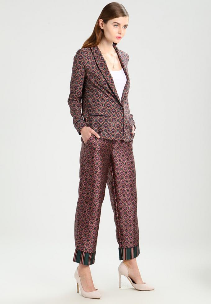 Suit in pyjama-stijl