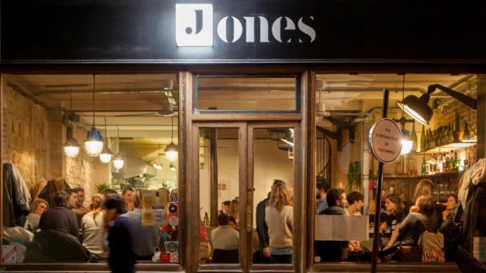 Jones: tussen de locals in Parijs