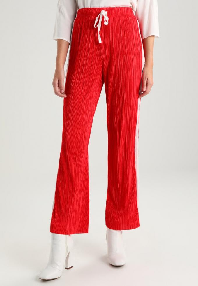 Pantalon rouge à bandes contrastantes blanches