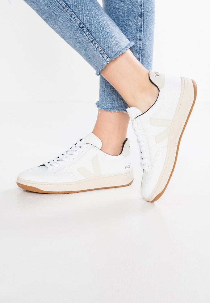 Witte sneakers met V-vorm
