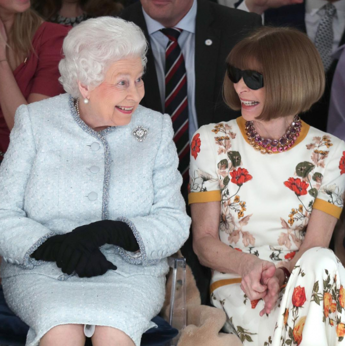 Koningin Elizabeth II naast Anna Wintour bij Richard Quinn