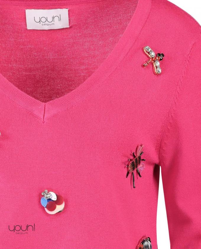 Pull fuchsia brodés d'insectes en bijoux