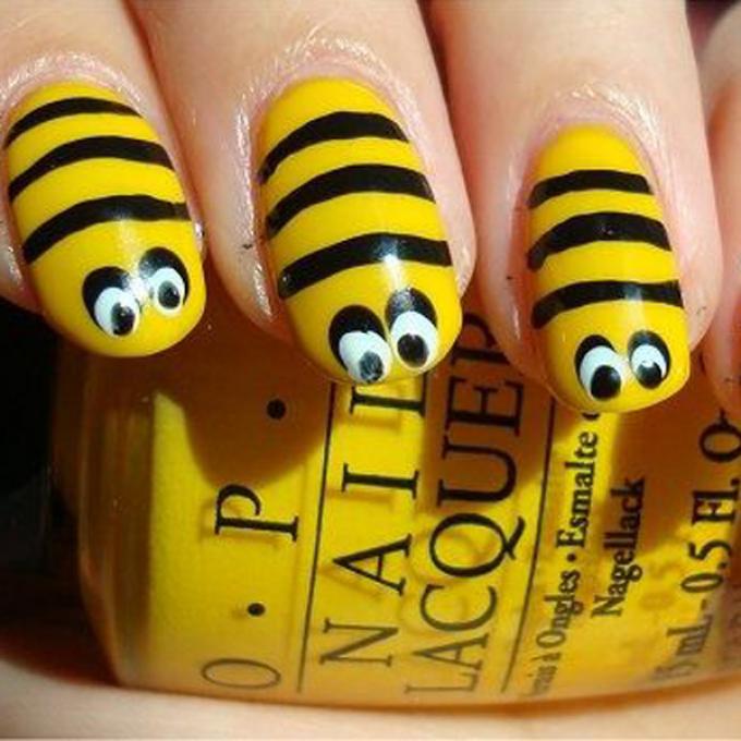 Gele nagels met bijtjes